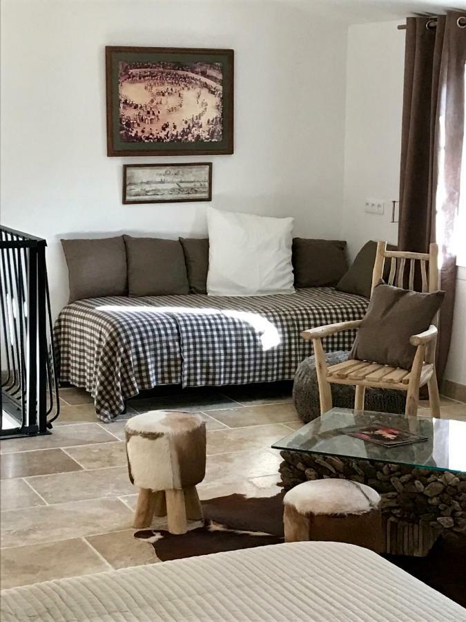 Mas Du Grand Bordes Bed & Breakfast Saint-Laurent-dʼAigouze Екстериор снимка