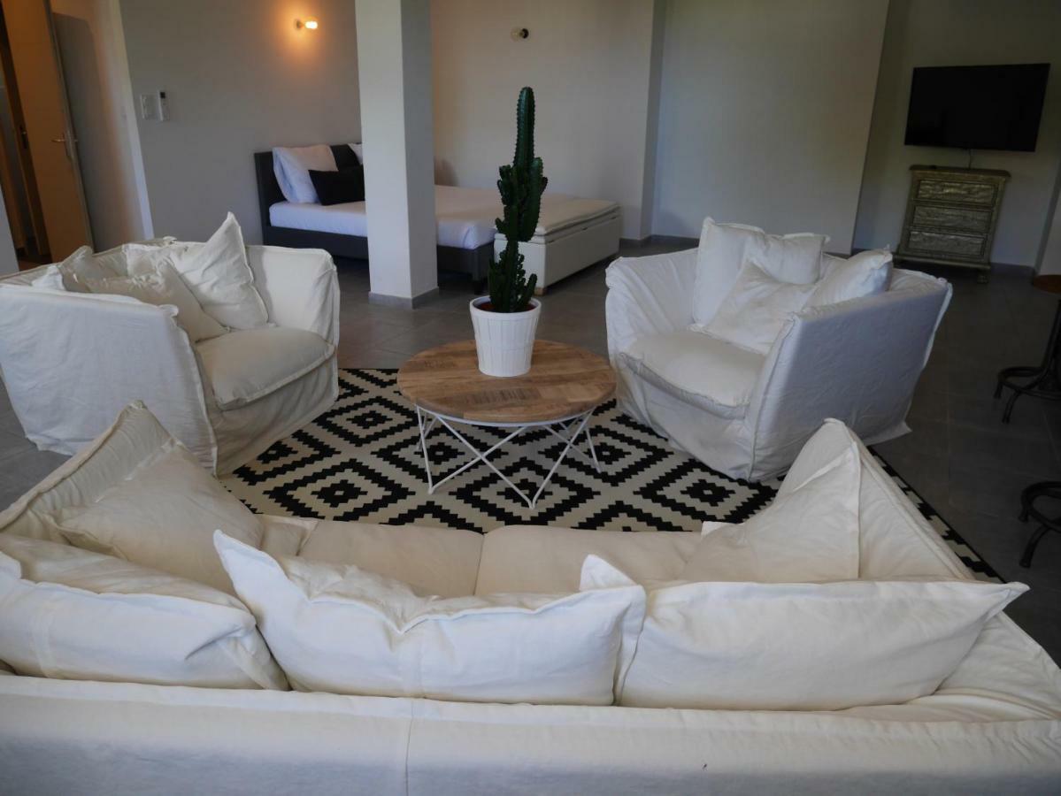 Mas Du Grand Bordes Bed & Breakfast Saint-Laurent-dʼAigouze Екстериор снимка